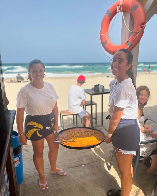 Una paella en la terraza junto al mar