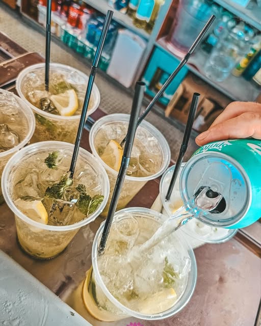 Preparación de bebidas en Odesa Beach