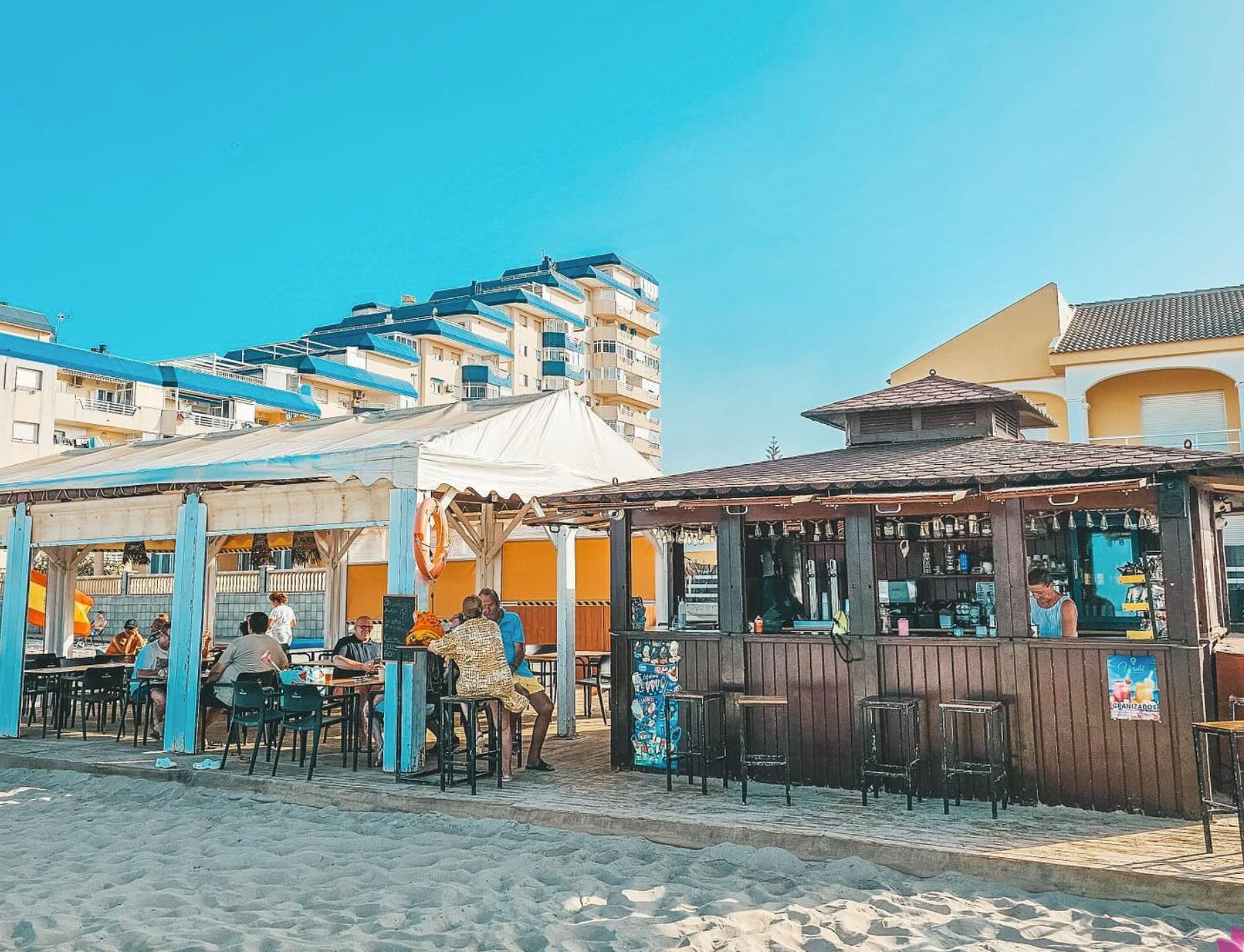 Terraza y barra de Chiringuito Odesa Beach sobre la arena