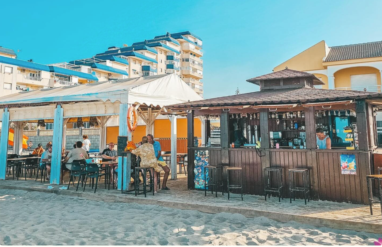 Terraza y barra de Odesa Beach junto a la playa